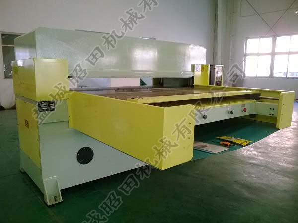 四柱液压裁断机正面图片